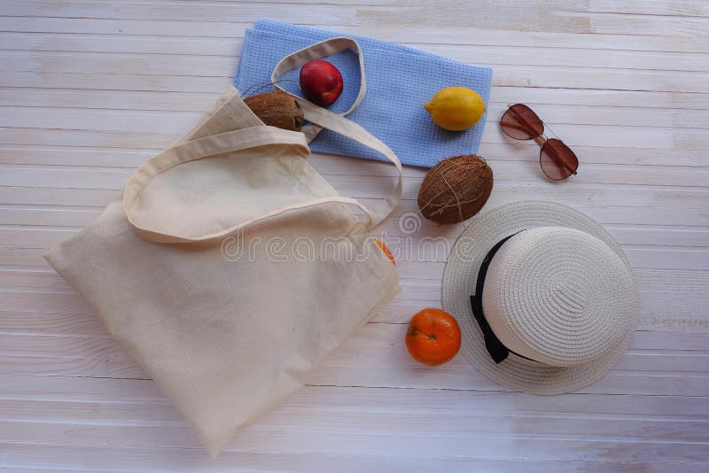 Bolso de Eco con la fruta, el sombrero y las gafas de sol fotografía de archivo libre de regalías Bolso de Eco con la fruta, el sombrero y las gafas de sol fotografía de archivo libre de regalías