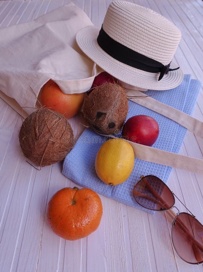 Bolso de Eco con la fruta, el sombrero y las gafas de sol fotografía de archivo libre de regalías Bolso de Eco con la fruta, el sombrero y las gafas de sol fotografía de archivo libre de regalías