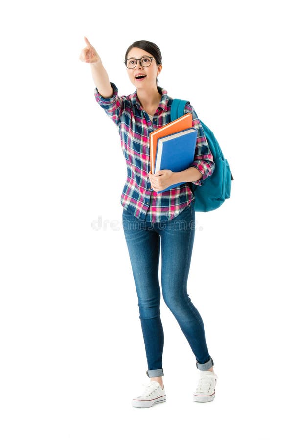 Bolso de escuela del estudiante universitario que lleva elegante feliz imagen de archivo libre de regalías Bolso de escuela del estudiante universitario que lleva elegante feliz imagen de archivo libre de regalías