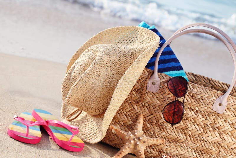 Bolso de la playa del verano en la playa arenosa Bolso de la playa del verano en la playa arenosa