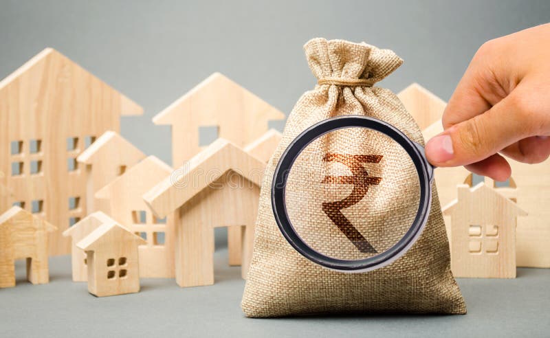 Bolso del dinero con un rupia de la rupia india de la muestra y casas de madera El concepto de mercado inmobiliario Tasación y de foto de archivo libre de regalías Bolso del dinero con un rupia de la rupia india de la muestra y casas de madera El concepto de mercado inmobiliario Tasación y de foto de archivo libre de regalías