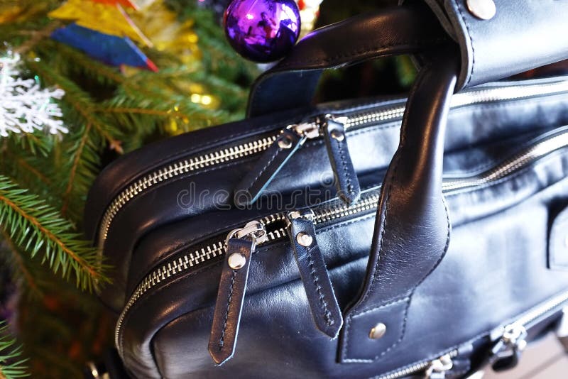 Bolso grande hecho del cuero aut?ntico Para el negocio, las vacaciones y el otro almacenamiento de sus documentos Elegante, hermo fotos de archivo libres de regalías Bolso grande hecho del cuero aut?ntico Para el negocio, las vacaciones y el otro almacenamiento de sus documentos Elegante, hermo fotos de archivo libres de regalías