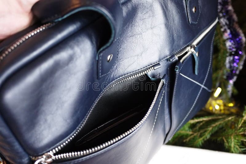 Bolso grande hecho del cuero aut?ntico Para el negocio, las vacaciones y el otro almacenamiento de sus documentos Elegante, hermo fotografía de archivo Bolso grande hecho del cuero aut?ntico Para el negocio, las vacaciones y el otro almacenamiento de sus documentos Elegante, hermo fotografía de archivo