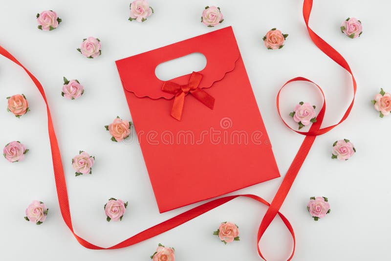 Bolso grande de flores de papel rojo