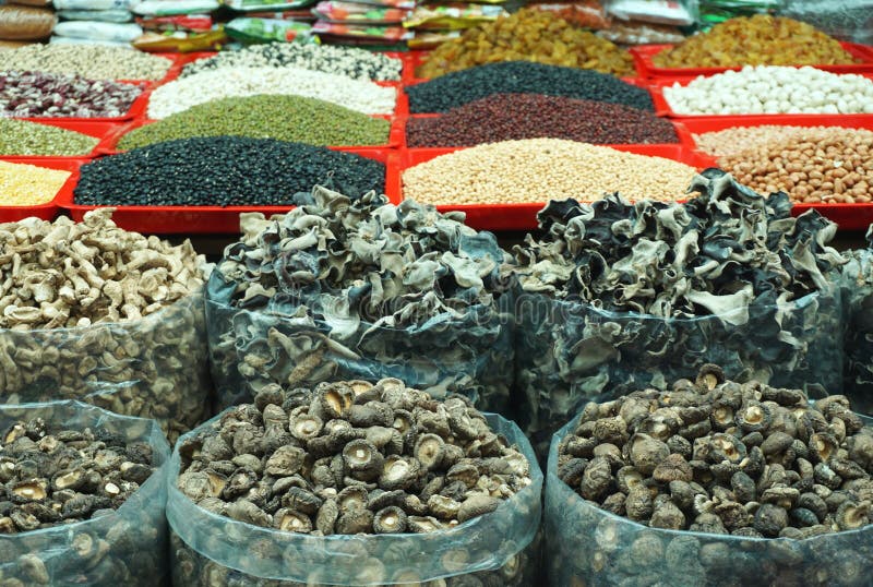 Bolsos de champiñones secados, de alubias secas y de granos en un mercado al aire libre en Asia sudoriental rural fotos de archivo libres de regalías Bolsos de champiñones secados, de alubias secas y de granos en un mercado al aire libre en Asia sudoriental rural fotos de archivo libres de regalías