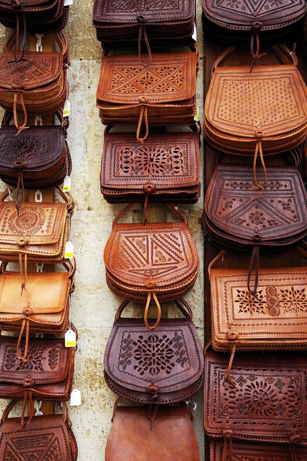 Imbécil tugurio La cabra Billy Bolsos De Cuero Hechos a Mano Hermosos Para La Venta En Santillana Del Mar,  Cantabria Imagen de archivo - Imagen de artesano, however: 127233717