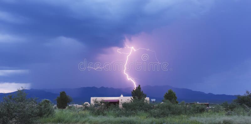 Bolt di fulmine nelle montagne immagini stock libere da diritti Bolt di fulmine nelle montagne immagini stock libere da diritti