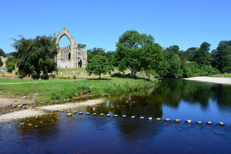 Bolton-Abtei und Fluss Wharfe, Wharfedale, North Yorkshire, England