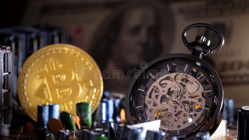 BolÃgrafo de bolsillo y bitcoin de oro con billete en dólares en la parte central de la computadora imagenes de archivo BolÃgrafo de bolsillo y bitcoin de oro con billete en dólares en la parte central de la computadora imagenes de archivo