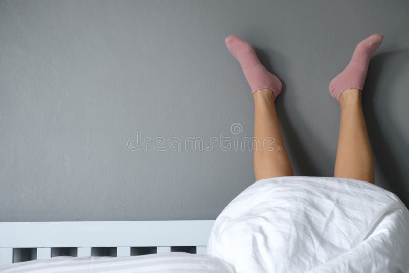 Bom dia esticando os pés foto de stock. Imagem de lifestyle - 104714508 Bom dia esticando os pés foto de stock. Imagem de lifestyle - 104714508