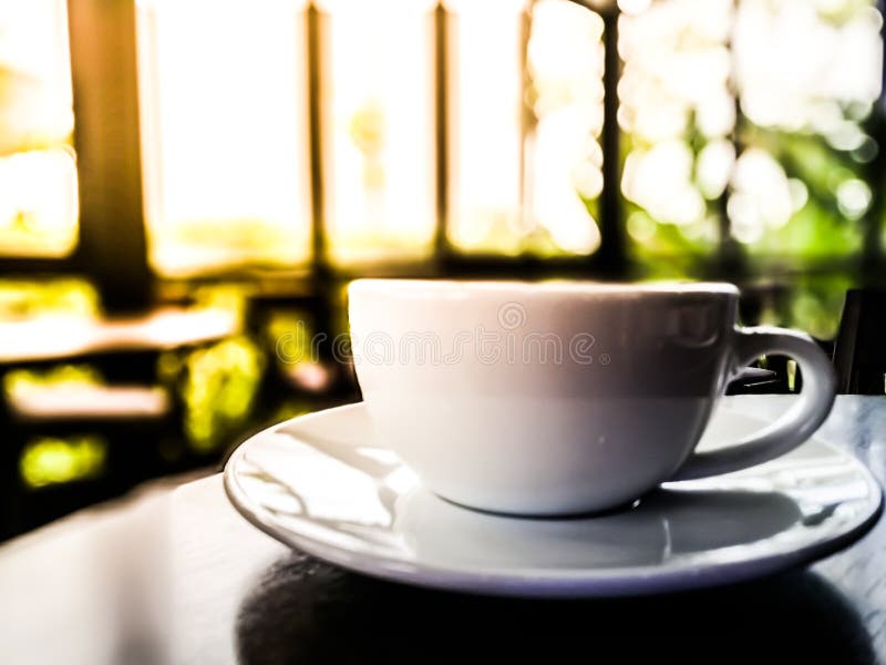 Bom dia na cafetaria em Tailândia - café branco do copo na madeira foto de stock royalty free Bom dia na cafetaria em Tailândia - café branco do copo na madeira foto de stock royalty free