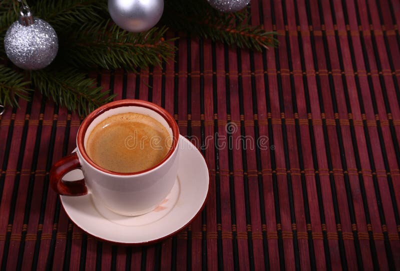 O Bom Dia Ou Tem O Feliz Natal De Um Dia Agradável Xícara De Café Com  Cookies E Ramo Fresco Do Abeto Ou Do Pinho Imagem de Stock - Imagem de amor,