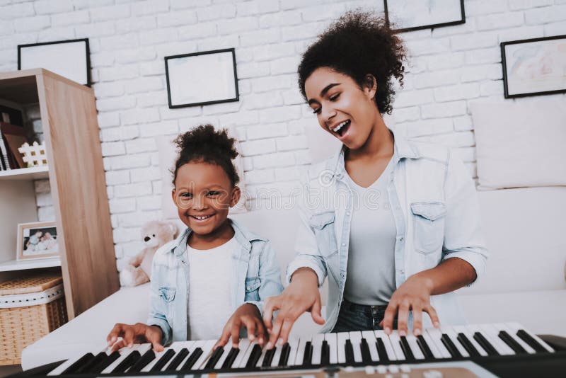 Jogo Do Piano E Da Moça Junto Tempo Feliz Imagem de Stock - Imagem