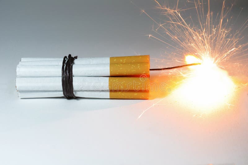 A Bomba Do Cigarro Está Explodindo. Foto de Stock Imagem de morte, fundo 30370416
