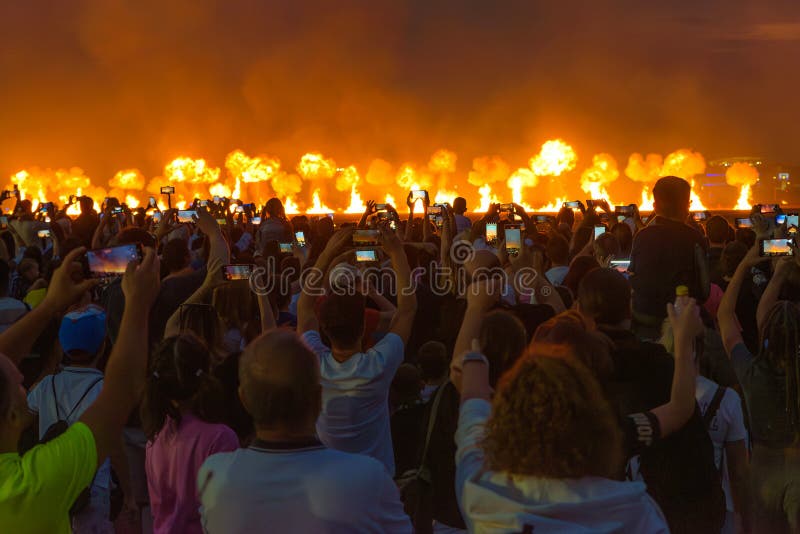 Bombardeo de una manifestación en un avión de combate en el programa aéreo internacional de Bucarest imagen de archivo