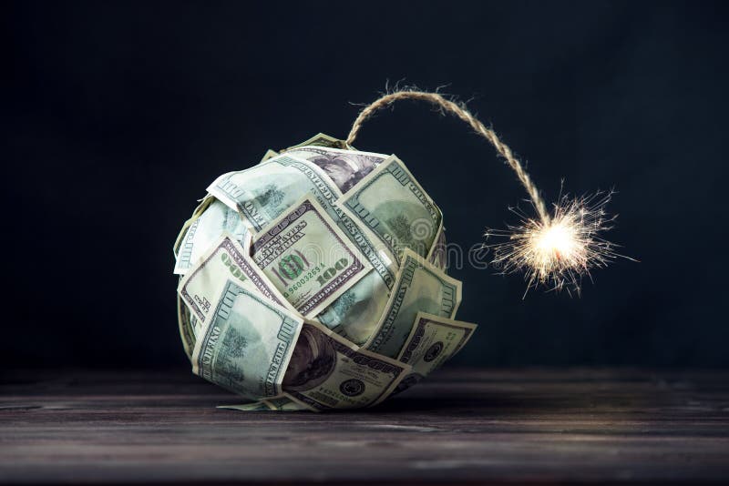 Bombardera av pengar hundra dollarräkningar med en brinnande filt Liten tid för explosionen finansiell begreppskris fotografering för bildbyråer Bombardera av pengar hundra dollarräkningar med en brinnande filt Liten tid för explosionen finansiell begreppskris fotografering för bildbyråer