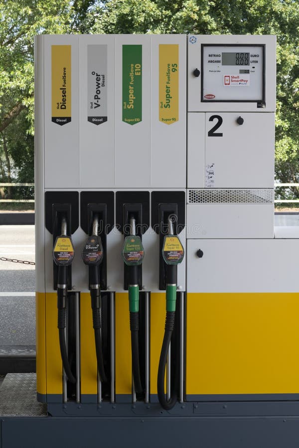 Shell Petrol Pumps imagem de stock editorial. Imagem de transporte