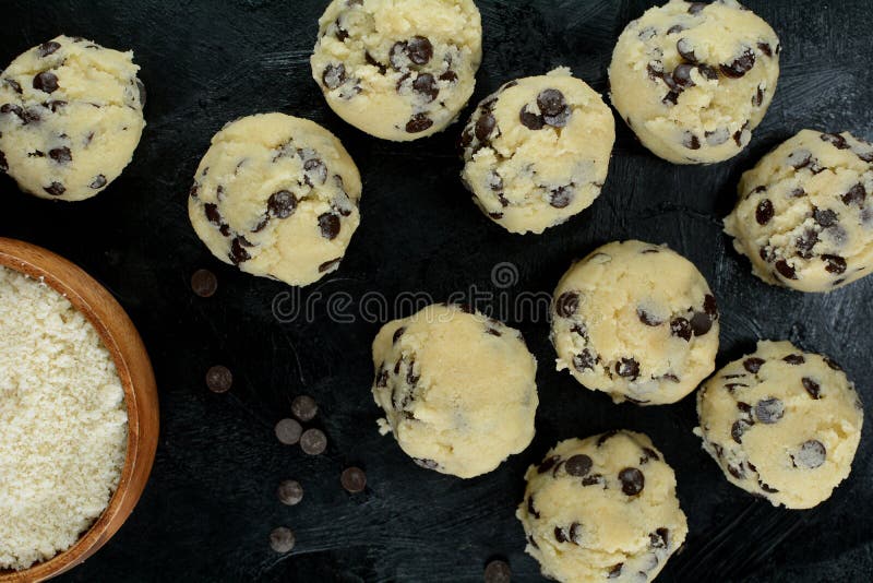 Bombe di grasso di cookie a basso contenuto di carb con patatine di cioccolato prive di zucchero