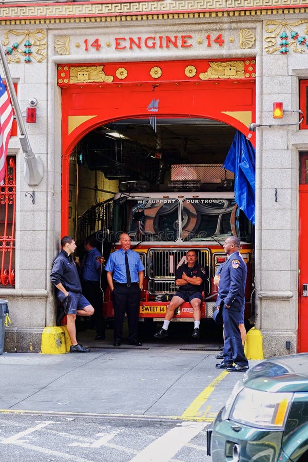 Bombeiros que tomam uma ruptura imagens de stock Bombeiros que tomam uma ruptura imagens de stock