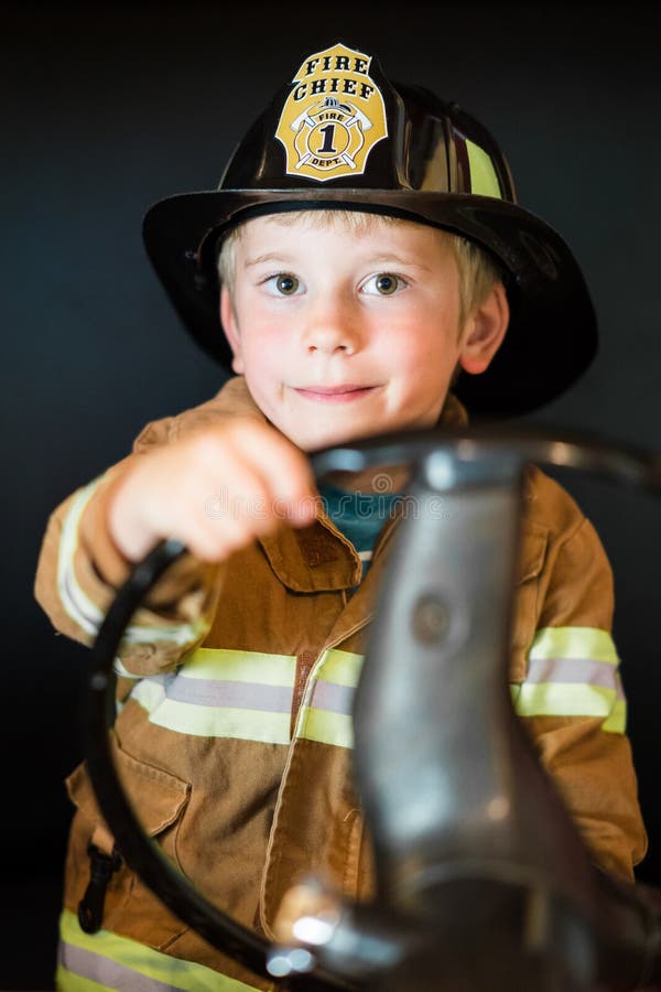 Bombero del niño pequeño imagenes de archivo Bombero del niño pequeño imagenes de archivo