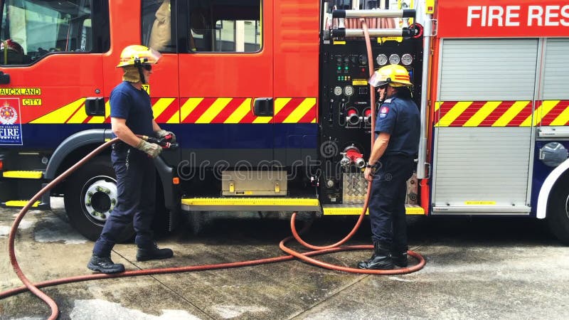 Bombero en el parque de bomberos de la ciudad de Auckland en Auckland Nueva Zelanda