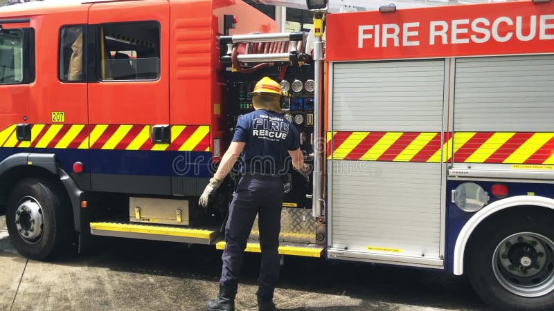 Bombero en el parque de bomberos de la ciudad de Auckland en Auckland Nueva Zelanda