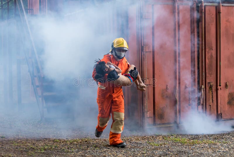 Bombero Adulto Joven Que Salva A La Gente Del Fuego Usando