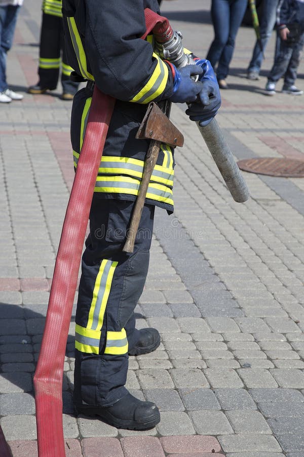 Bombero que lucha para el entrenamiento del ataque de fuego fotografía de archivo libre de regalías Bombero que lucha para el entrenamiento del ataque de fuego fotografía de archivo libre de regalías