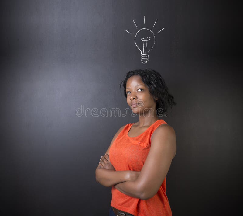Bombilla brillante de la idea que piensa el profesor surafricano o afroamericano o al estudiante de la mujer fotos de archivo libres de regalías Bombilla brillante de la idea que piensa el profesor surafricano o afroamericano o al estudiante de la mujer fotos de archivo libres de regalías