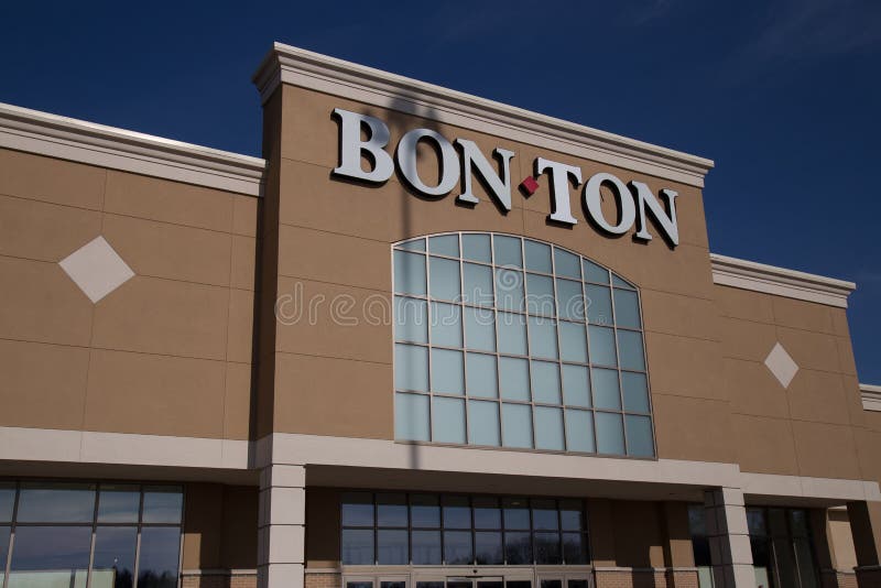 Bon-Ton Sign no lugar de loja exterior perto da entrada fotografia de stock Bon-Ton Sign no lugar de loja exterior perto da entrada fotografia de stock