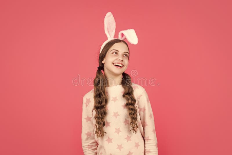 Bon vendredi. juste s'amuser. prêt pour la fête. enfance heureuse. petit lapin gai. photographie stock