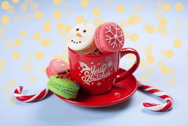 Bonbons français orientés à macarons de Noël traditionnel sous forme de bonhomme de neige, de flocon de neige, d'arbre de Noël et photographie stock Bonbons français orientés à macarons de Noël traditionnel sous forme de bonhomme de neige, de flocon de neige, d'arbre de Noël et photographie stock