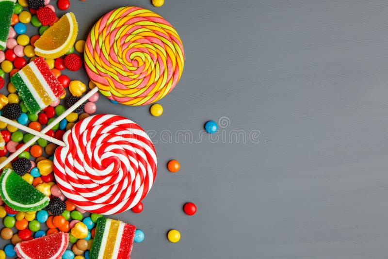 Bonbons multicolores et fond de chewing-gum images libres de droits Bonbons multicolores et fond de chewing-gum images libres de droits