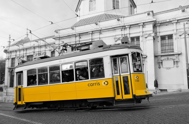 Bonde amarelo em Lisboa imagem de stock royalty free Bonde amarelo em Lisboa imagem de stock royalty free