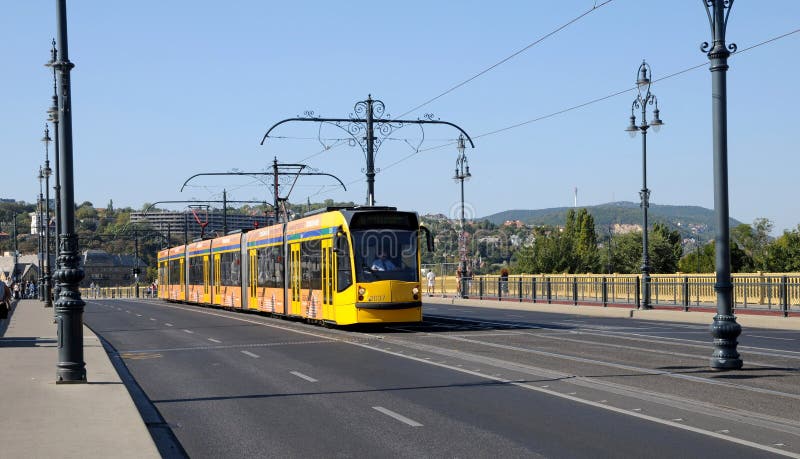 Bonde amarelo novo em Budapest imagens de stock Bonde amarelo novo em Budapest imagens de stock