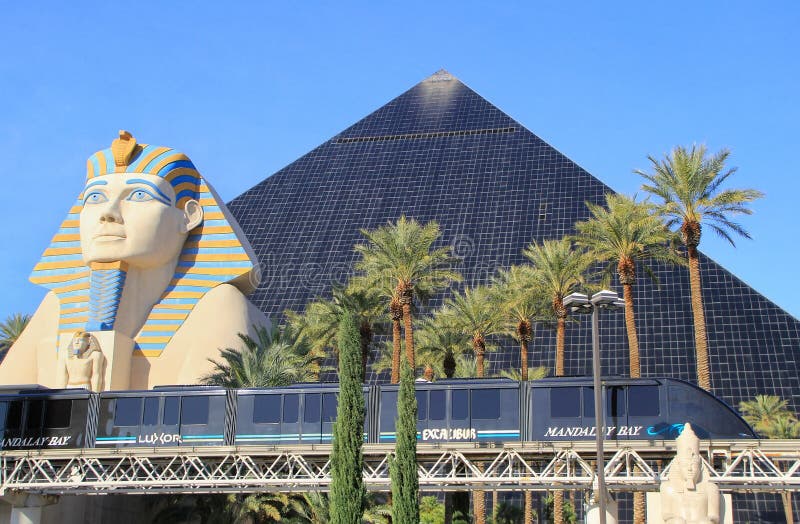 Bonde da baía de Mandalay na frente do hotel de Luxor e do casino, Las Vegas imagens de stock Bonde da baía de Mandalay na frente do hotel de Luxor e do casino, Las Vegas imagens de stock