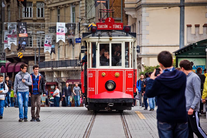 Bonde vermelho na rua de Taksim Istiklal foto de stock Bonde vermelho na rua de Taksim Istiklal foto de stock