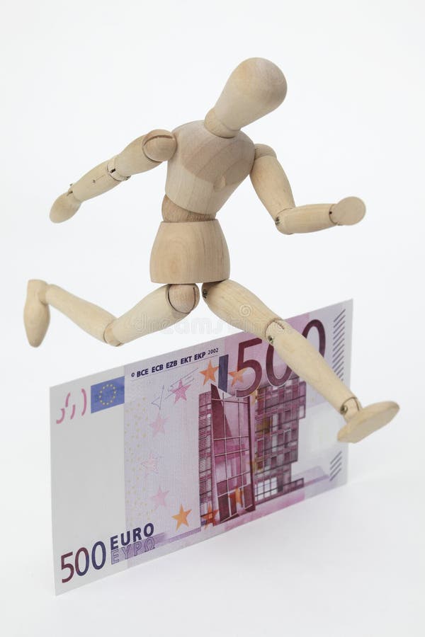 Boneca articulada que salta sobre um 500-Euro-Banknote fotografia de stock royalty free Boneca articulada que salta sobre um 500-Euro-Banknote fotografia de stock royalty free