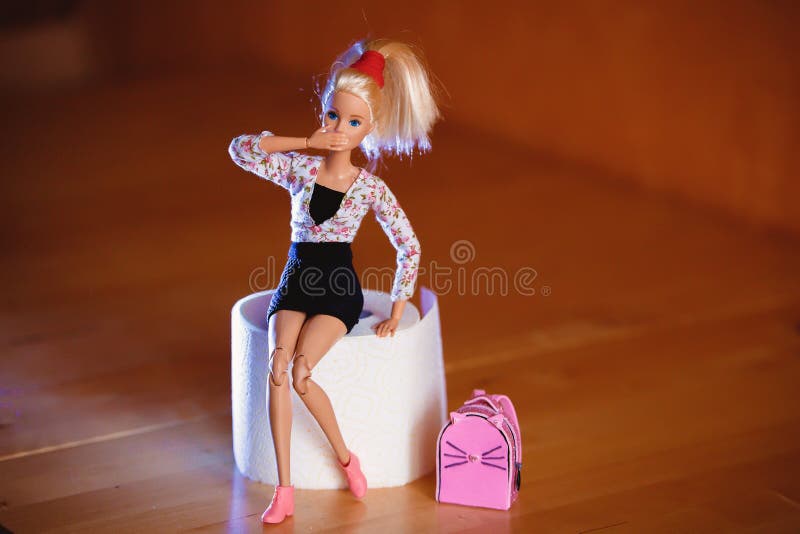 Boneca Barbie Das Crianças Usando Roupas Cor-de-rosa Imagem de Stock  Editorial - Imagem de forma, desgastar: 194334824