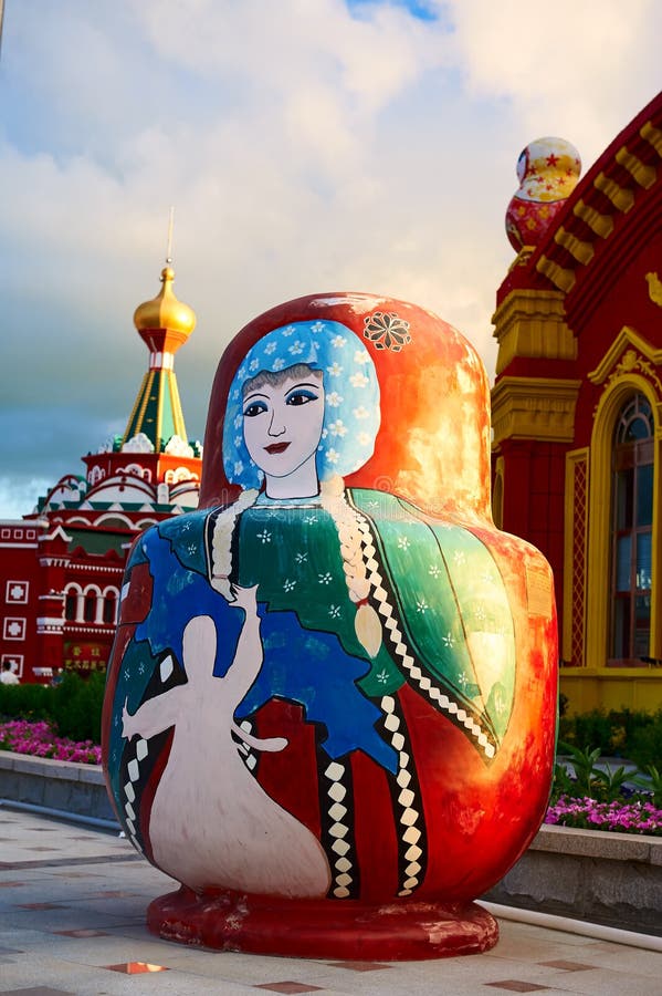 A boneca matryoshka da rapariga bonita imagens de stock