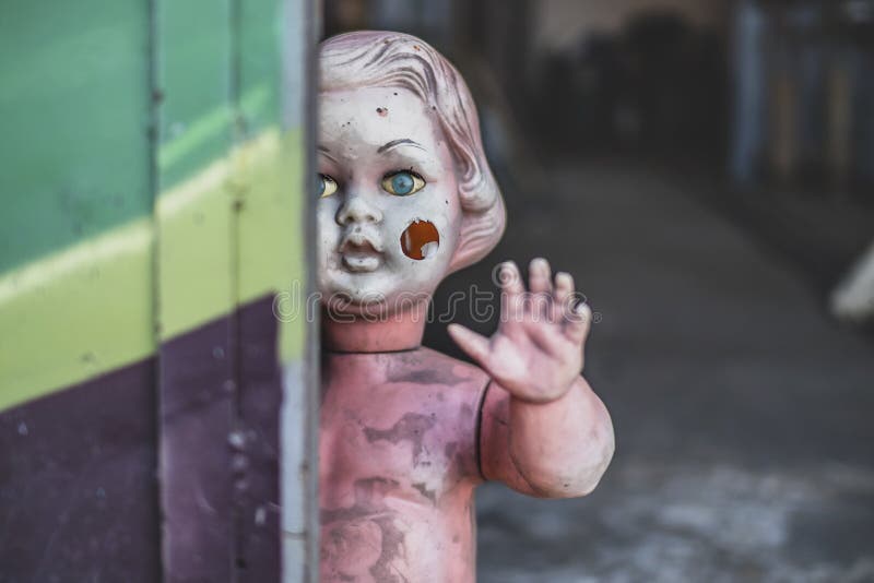 Boneca despida plástica suja que está pela porta na loja do metal que olha close up de tecelagem delével e caçado fotografia de stock Boneca despida plástica suja que está pela porta na loja do metal que olha close up de tecelagem delével e caçado fotografia de stock