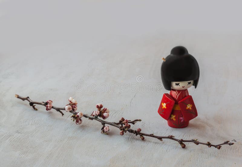 Boneca do kokeshi e ramo japoneses das flores de cerejeira fotos de stock Boneca do kokeshi e ramo japoneses das flores de cerejeira fotos de stock
