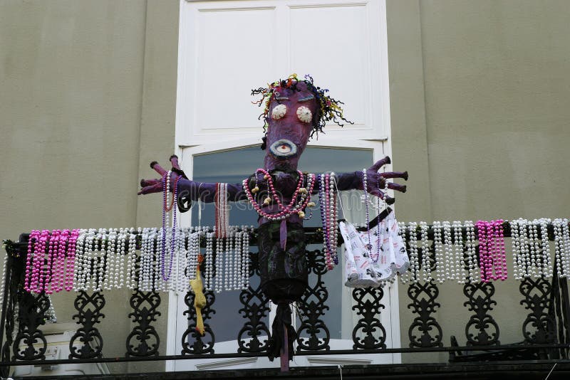 Boneca e grânulos do Voodoo imagem de stock royalty free Boneca e grânulos do Voodoo imagem de stock royalty free