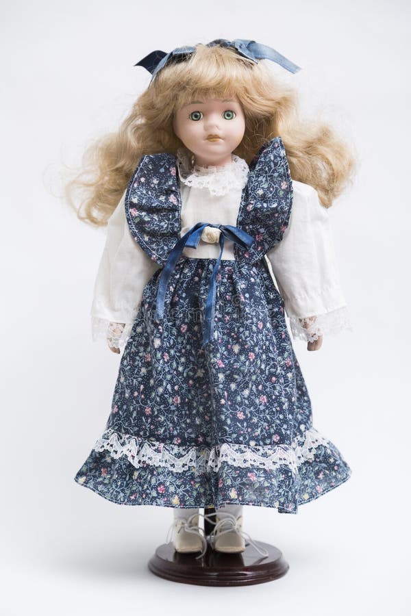 Boneca feito a mão da porcelana cerâmica com cabelo louro longo e o vestido azul imagens de stock Boneca feito a mão da porcelana cerâmica com cabelo louro longo e o vestido azul imagens de stock