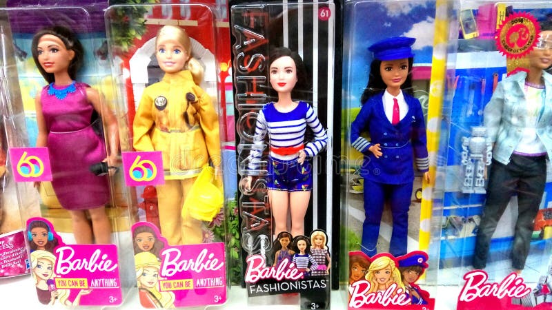 Boneca Barbie Das Crianças Usando Roupas Cor-de-rosa Imagem de Stock  Editorial - Imagem de forma, desgastar: 194334824