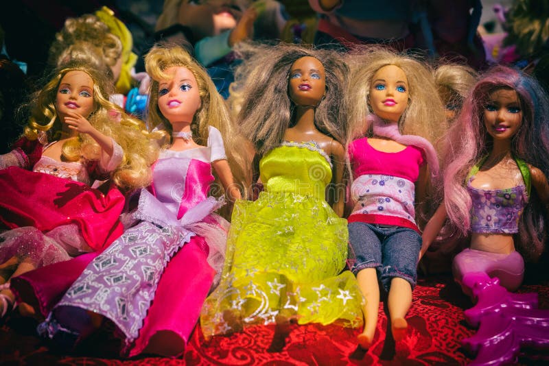 Bonecas Multi Etnicos Do Brinquedo De Barbie E Uma Sereia Foto De Stock Imagem De Brinquedo Etnicos 121851654