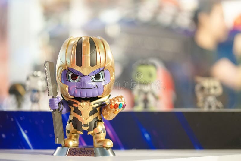 Boneco de ação de Thanos para promover o jogo final dos vingadores do filme no fromt do teatro