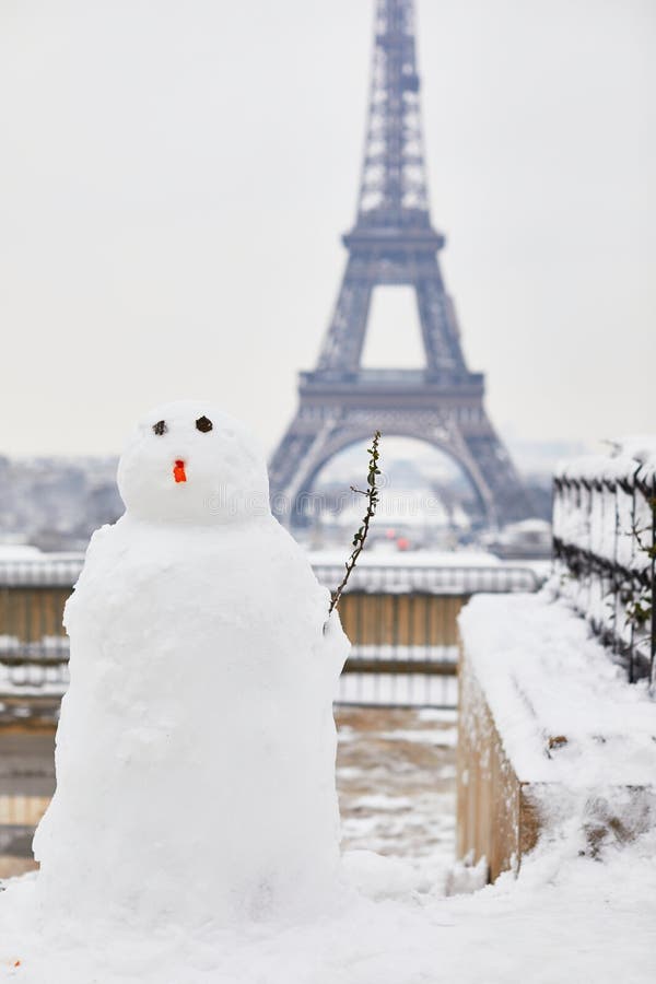 Boneco De Neve E Torre Eiffel Em Um Dia Com Nevadas Fortes Foto de Stock -  Imagem de nevela, inverno: 109416990