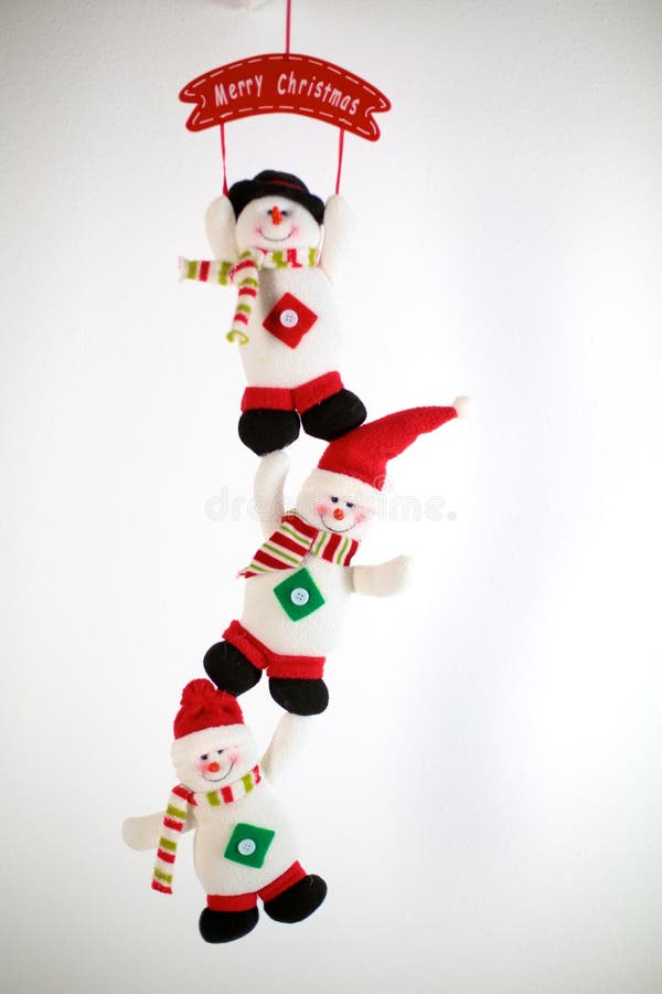 Boneco de neve feliz do Natal do inverno com cenoura e olhos fotografia de stock Boneco de neve feliz do Natal do inverno com cenoura e olhos fotografia de stock