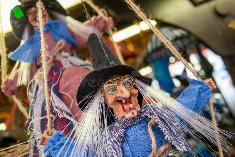 Bruxa Assustadora Sentada Perto Do Caixão Com Cadáver Durante a Festa De  Halloween No Cemitério Artificial Na Praia Foto de Stock Editorial - Imagem  de corvo, cara: 170544693